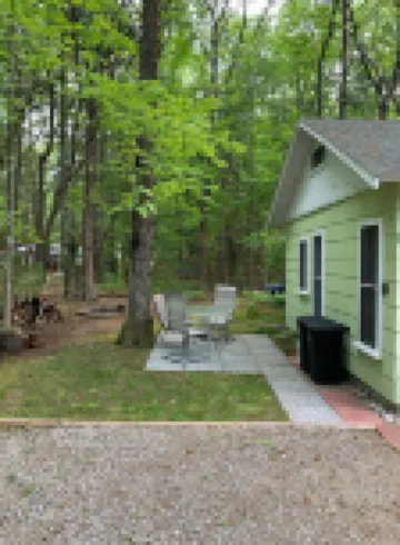 Lake Huron access wooded 2-bedroom cottage with WiFi in charming Oscoda