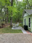 Lake Huron access wooded 2-bedroom cottage with WiFi in charming Oscoda