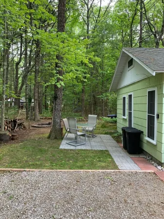 Lake Huron access wooded 2-bedroom cottage with WiFi in charming Oscoda