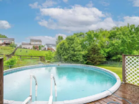 Poolside Paradise Near the Ark Hotels in Walton