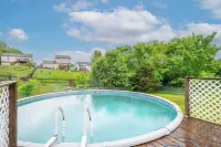 Poolside Paradise Near the Ark Hotels in Walton