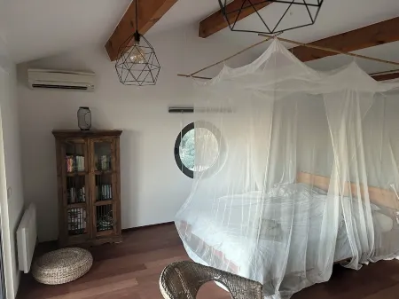 Holiday house in Giens with a fantastic view over the bay of Almanarre Отели рядом с достопримечательностью «Le port de l'ile de Porquerolles»