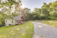 Serene Kentucky Cabin w/ Fireplace + Fire Pit! Hôtels à : Comte de Grant
