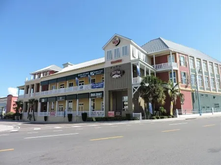 Beachy Blue,2 Htd Pools, Steps to Beach, WiFi, Gym, Piers, Park,Johns Pass Shops