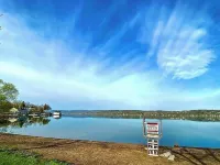 Lakeview retreat with beach access. Stylish home just steps from Deep Run Beach. Hotel a Gorham