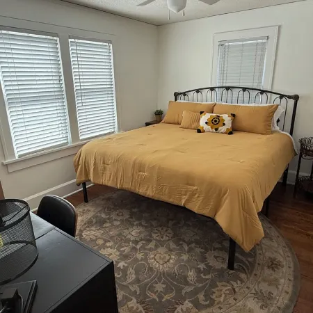 Spacious 4-bedroom house central to Des Moines near Drake Univ. Fenced yard