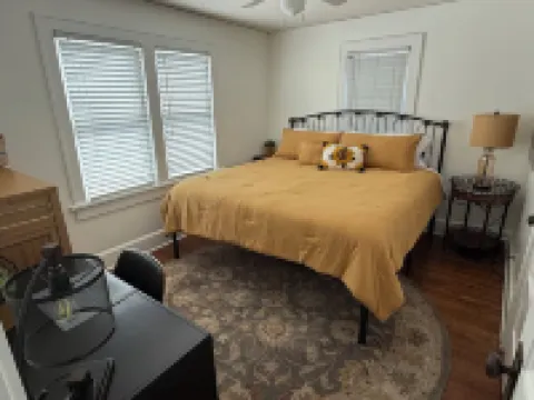 Spacious 4-bedroom house central to Des Moines near Drake Univ. Fenced yard