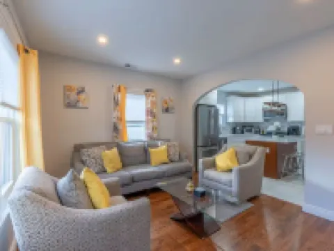 2-bedroom apartment in brilliant Montclair with AC, WiFi Hotels in Montclair