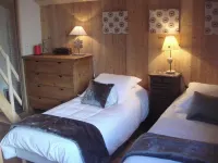 Chalet with nice view, garden and hot tub. Ideal for skiing and cycling! Les Sens des Cimes附近的飯店