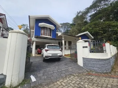 90s villa in Kanjikuzhy. Family-friendly, food nearby. Attractions close Hotels near Athreya Ayurvedic Centre