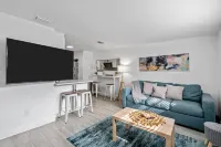 Shared Outdoor Amenities and Fully Equipped Kitchen - Cozy Retreat Hotel a Hillsborough County