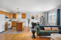 Downtown Apt w/ Free parking and AC