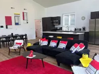 NEW GORGEOUS MODERN HOUSE VERYSTYLED FEW BLOCKS FROM FAMOUS DOWNTOWN OF WAYZATA Hotele w: Wayzata
