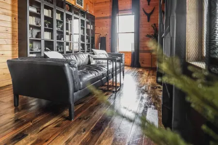 Downtown Isle; one block to Lake Mille Lacs beach!