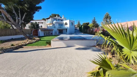 Architect-designed house with sea view 5 min. from beach and cove