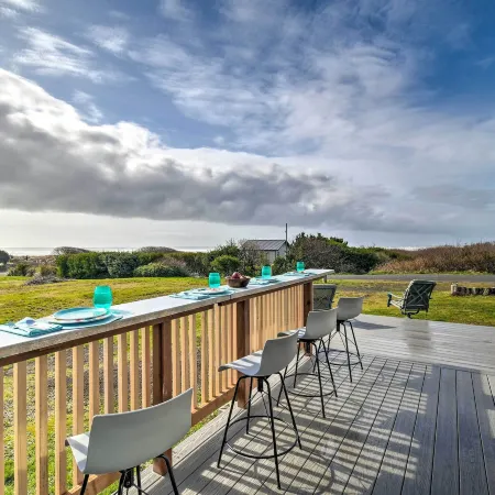 Coastal Retreat Deck, Ocean Views and Walk to Beach