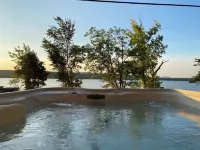 Sunrise Lake House, Comfort-Hot Tub-Beach!