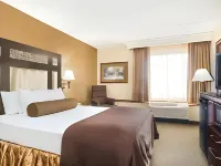 Ramada by Wyndham Plymouth Hotel & Conference Center Hotels in Wayzata