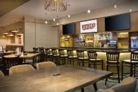 Doubletree by Hilton Chicago Midway Airport - Barer