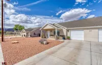 Bright & Modern @ theHeart of Red Rock Recreation!