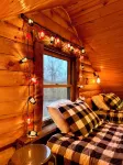 Hillside Cabin :: Secluded Log Cabin on 15 Acres, Pond & trails. Near Woodbury - Wifi