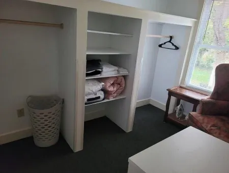 Roberts ave. Immaculate Rental For Nurses Apt B