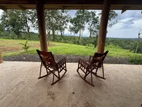 Nestled at the base of Rincon de la Vieja Volcano and bordering the Rio Celeste. ウパラのホテル