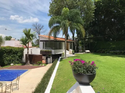 Stunnishing House in Cuernavaca with 20 people accommodation.