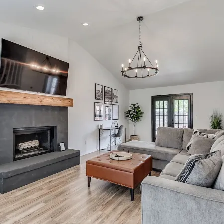 Edmond Bungalow: Cute 2 BR + Bonus Game Room with Futon