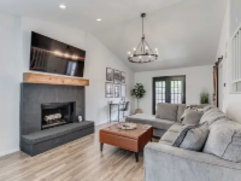 Edmond Bungalow: Cute 2 BR + Bonus Game Room with Futon