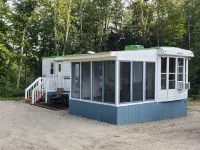 Cozy 1-bdrm Glamping Trailer set in the woods of tranquil Alexandria - AC, WiFi Hotel a Alexandria
