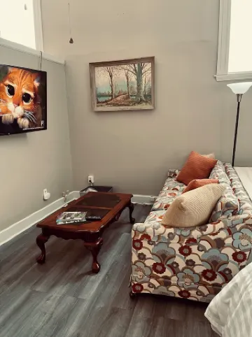 Charming 1-bedroom apartment in fantastic Warren with AC