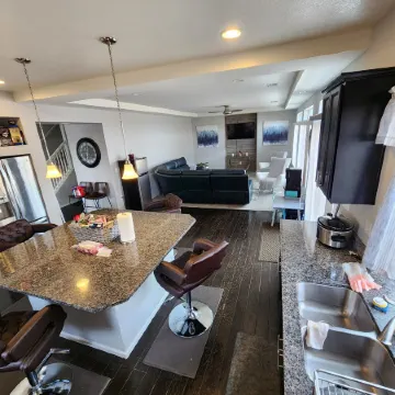 Perfect 6-bedroom house with WiFi in charming Aurora