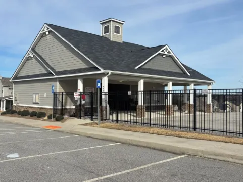 Cozy & Charming 4-bdr house, clubhouse, pool. Close to shops & 6mls to masters.