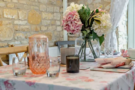 Charming cosy cottage w/babbling brook, in heart of the Cotswolds, w/parking.