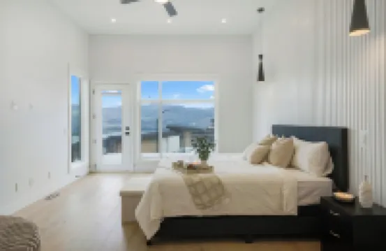 Lake views, Pool & Retreat Backyard patio + BBQ!