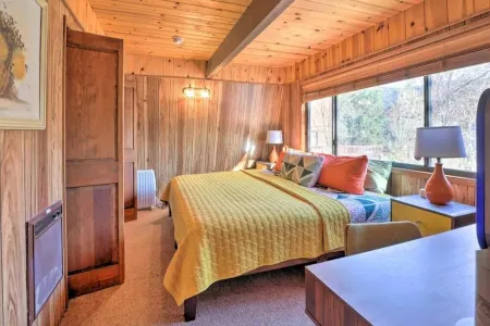 Cute colorful alpine cabin with Hot Tub! Отели в г. Пайн Маунтин Клаб