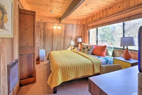 Cute colorful alpine cabin with Hot Tub!