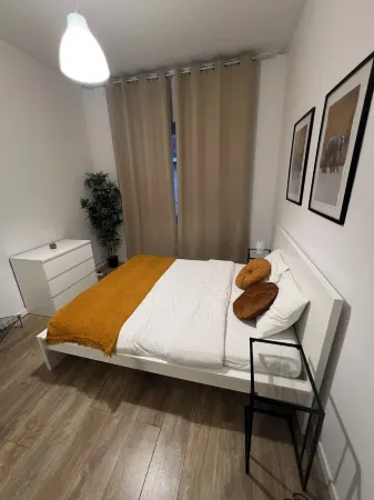 Located 2min from the French community, 10min from debrouckere, 7min from Dansaert Отели в г. Моленбек-Сен-Жан