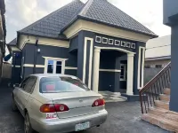 Charming 4-bedroom bungalow with AC and WiFi in peaceful Owerri. Solar ÷ Nepa فنادق في 