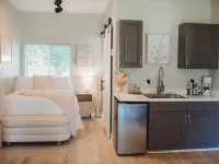 Contemporary Studio within Walking Distance of Downtown Bigfork! Hotel di Bigfork