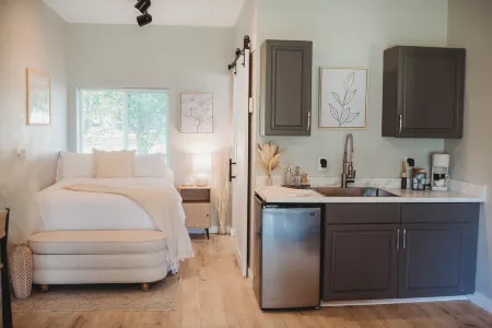 Contemporary Studio within Walking Distance of Downtown Bigfork! Отели в г. Бигфорк