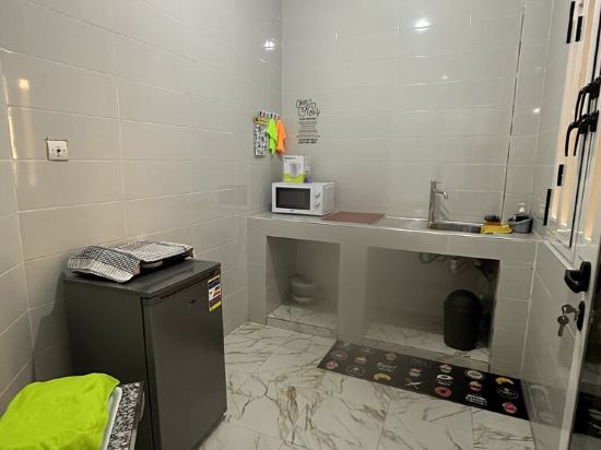 Chic apartment with a cute little garden. 30 minutes from the AIBD airport