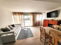 Le 108: Ground floor apartment with large terrace on the seafront