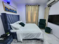 Cozy 2-bedroom bnb in beautiful Palmgrove Estate Ilupeju Lagos with AC & WiFi Hotels in Mushin