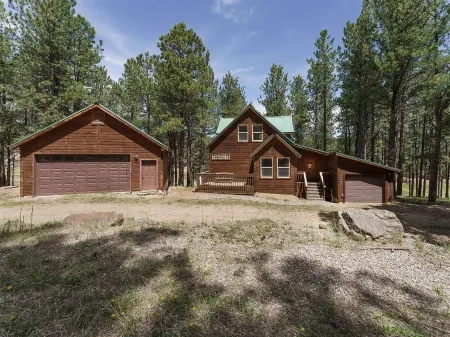 Chalet-Style Retreat on the Green, Close to Ski Slopes - Sleeps 8-12