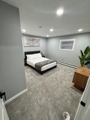 Charming 4-bedroom house with AC, WiFi in  Wolf Point Airport Golf Club附近的飯店