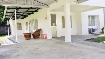 3 Bed Comfy Country House with Garden walking distance to SM Mall Отели в г. Сан-Фернандо