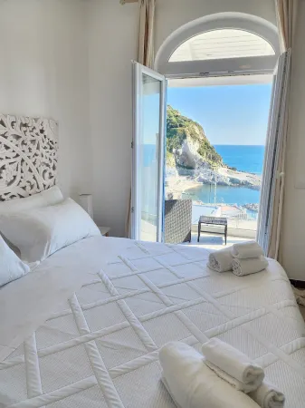 Divina Seaside Suite Ischia Отели рядом с достопримечательностью «Искья»