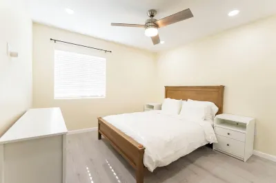 Luxury Living Redefined with a Charming 2-bedroom apartment in Downey 크로퍼드 공원 주변 호텔